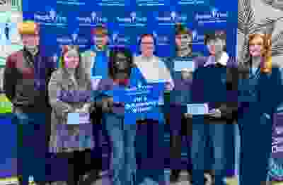 Group of 8 people who won the scholarship award